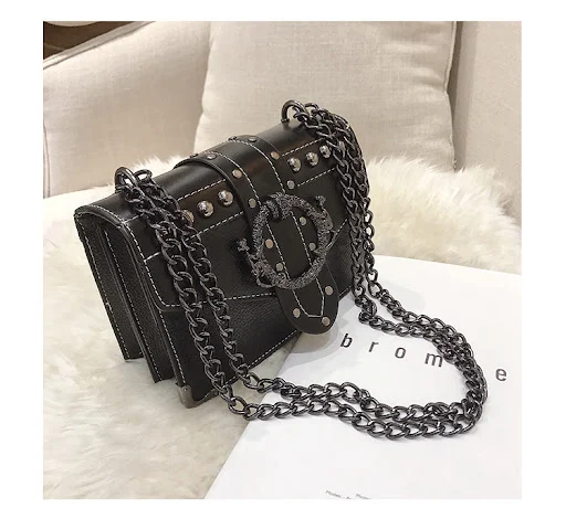 Title 18, Bolsa de ombro vintage com tachas, ideal para u...
