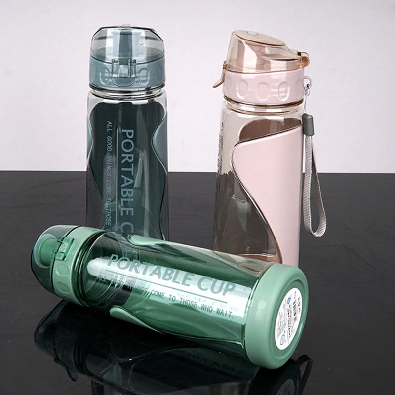 Auslaufsichere Trinkbecher aus Kunststoff. Der Space Cup für Wasser unterwegs. Praktisch, robust und ideal für Sport, Reisen und den täglichen Gebrauch. — foto 4