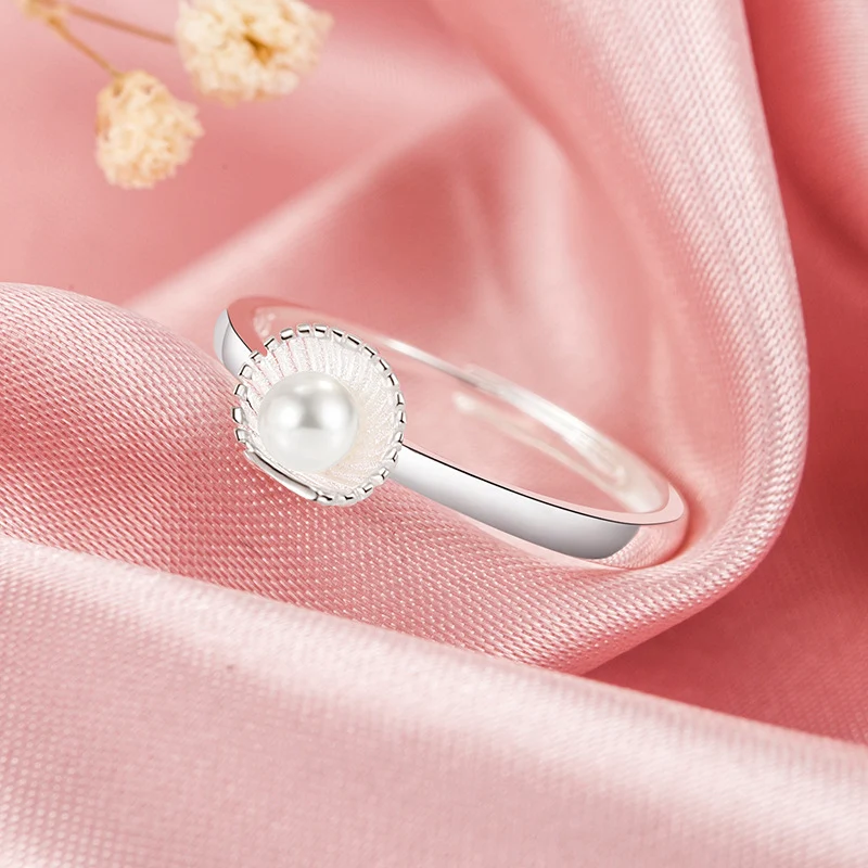 Anel de pérola de concha fashion para mulheres. Adicione um toque de sofisticação ao seu visual com este anel elegante e charmoso. — foto 3
