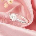 Anel de pérola de concha fashion para mulheres. Adicione um toque de sofisticação ao seu visual com este anel elegante e charmoso. — foto 3