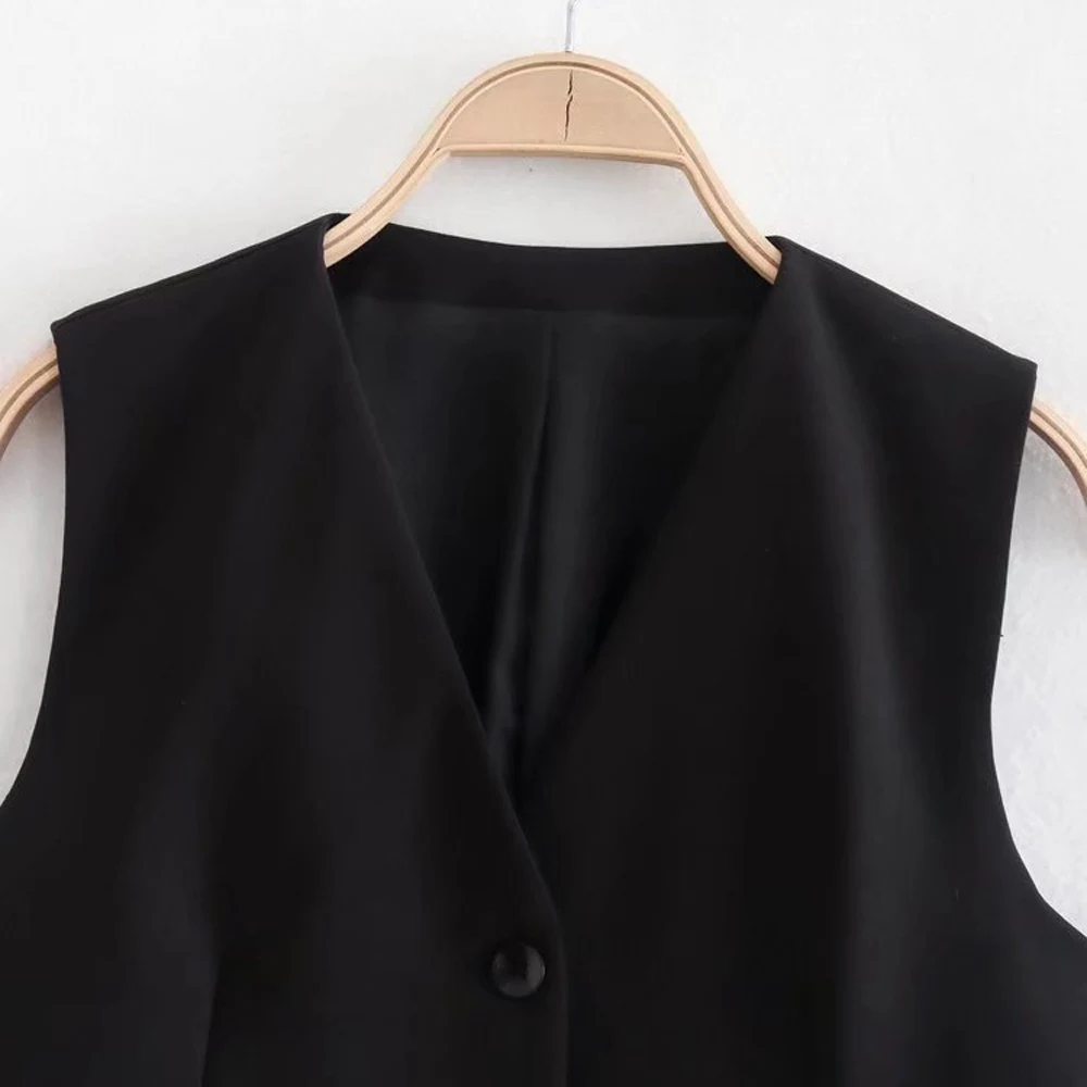 New Women's V-Neck Linen Solid Tank Top for summer. Lightweight, breathable, and comfortable, this tank is perfect for c — photo 4