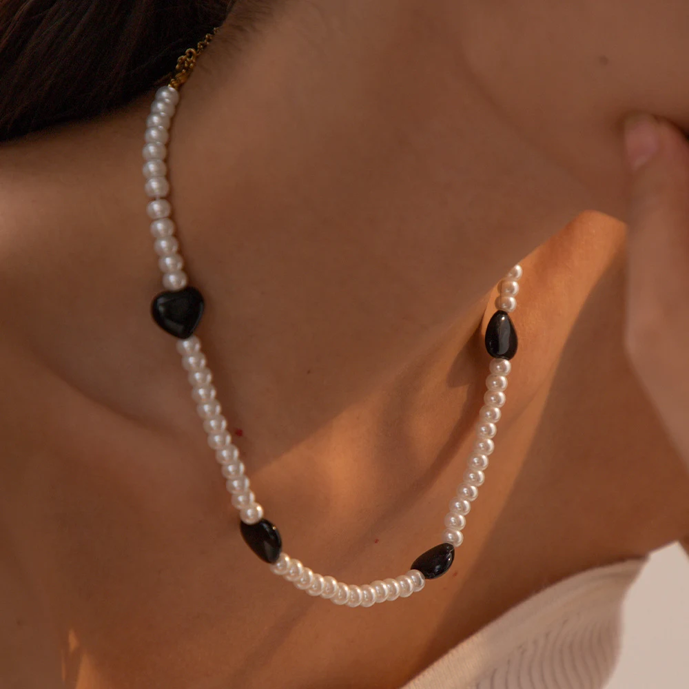 Colar feminino de pérolas de vidro pretas em formato de coração, um acessório elegante e charmoso, ideal para realçar sua beleza. — foto 3
