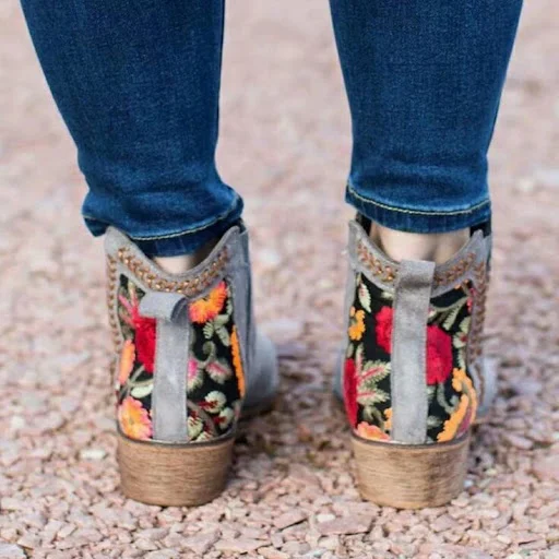 Title 5, Botas nude bordadas estilo britânico