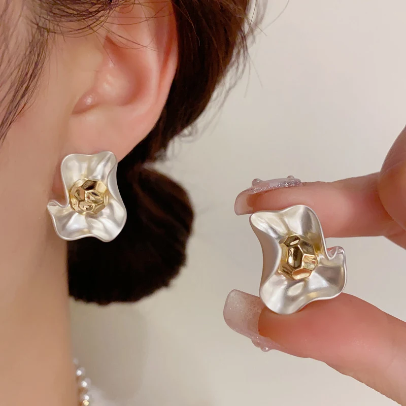 Brincos de botão de prata esterlina com design floral em metal. Simples, graciosos e delicados, ideais para um visual elegante e discreto. — foto 5