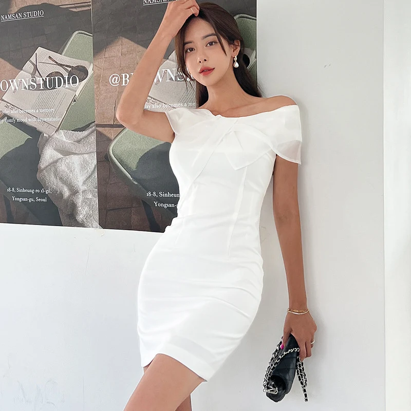 Vestido curto Clavicle Temperament Slim Fit com cinto tipo pochete. Ajuste perfeito, realça a silhueta, ideal para um visual moderno e elegante. — foto 1