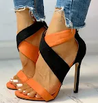 Moda feminina com sandálias combinando cores. Renove seu guarda-roupa com roupas modernas e sandálias vibrantes. Crie looks incríveis e cheios de estilo. — foto 4