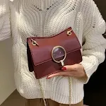 Bolso cuadrado pequeño con cadena y cierre de moda. Elegante y versátil, ideal para llevar tus esenciales con estilo y seguridad en cualquier ocasión. — foto 4