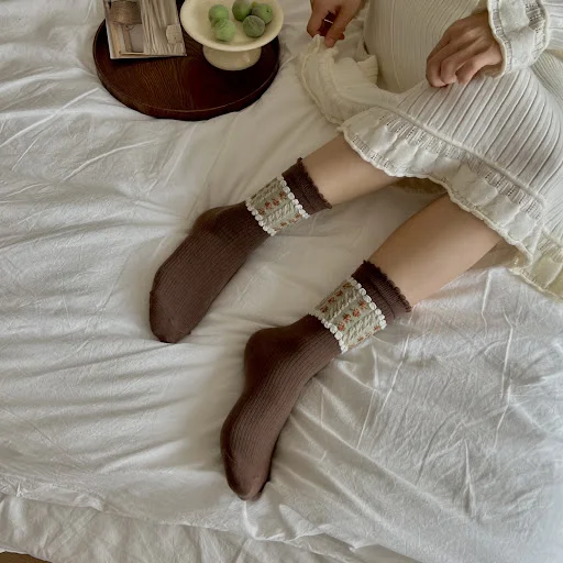 Title 2, Womens Fashionable Retro Mid-calf Socks