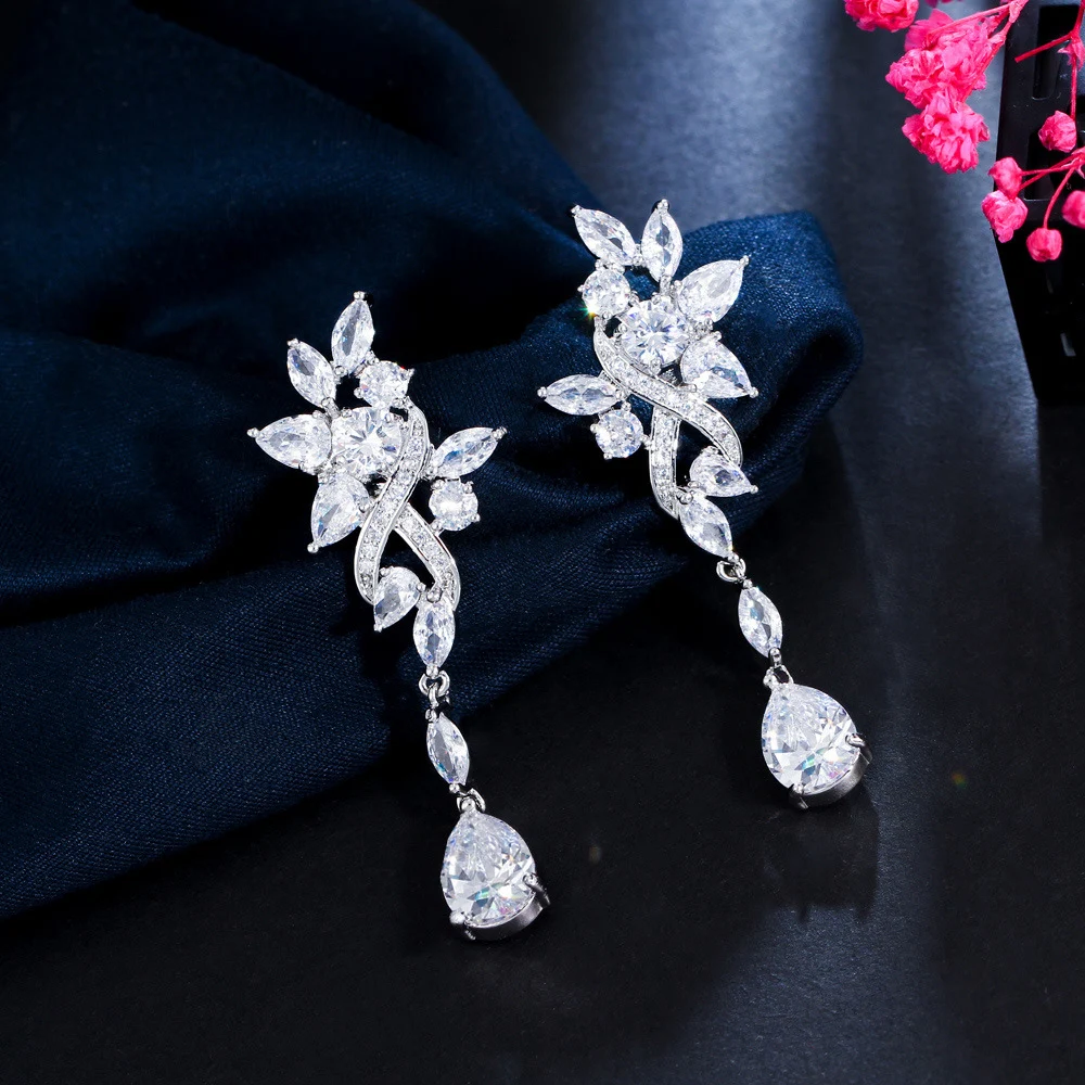 Brincos longos femininos com pingente em forma de folha. Adicione elegância ao seu look com esses brincos estilosos e charmosos. — foto 10
