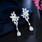 Brincos longos femininos com pingente em forma de folha. Adicione elegância ao seu look com esses brincos estilosos e charmosos. — foto 10