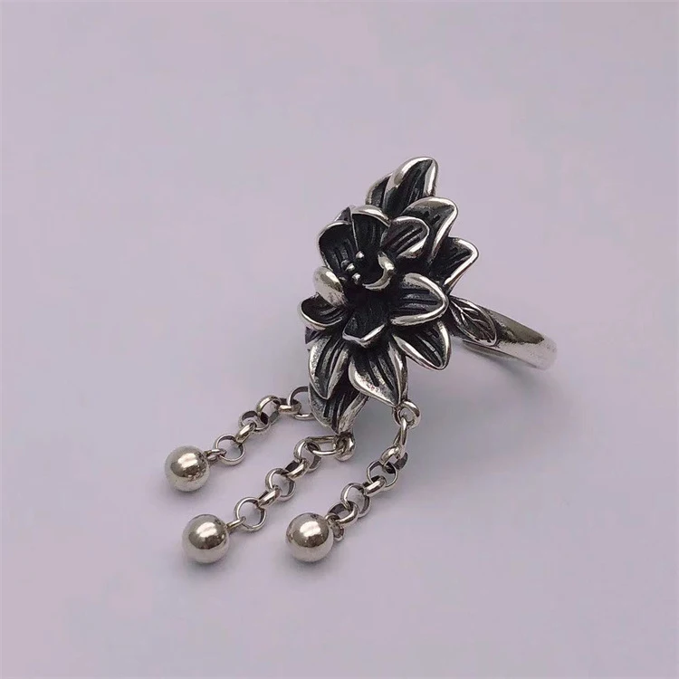 Anel de flor retrô tridimensional com borla. Adicione um toque vintage e movimento floral ao seu estilo. Uma joia única para você. — foto 5