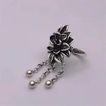 Anel de flor retrô tridimensional com borla. Adicione um toque vintage e movimento floral ao seu estilo. Uma joia única para você. — foto 5