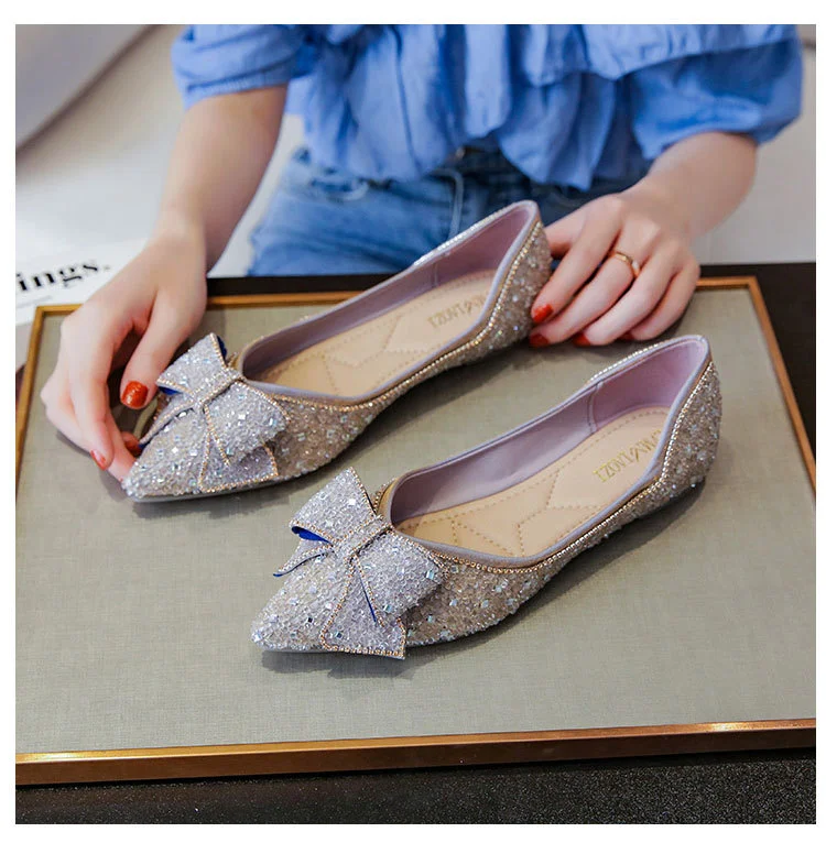 Title 13, Sapatos femininos de sola macia com bico fino. ...