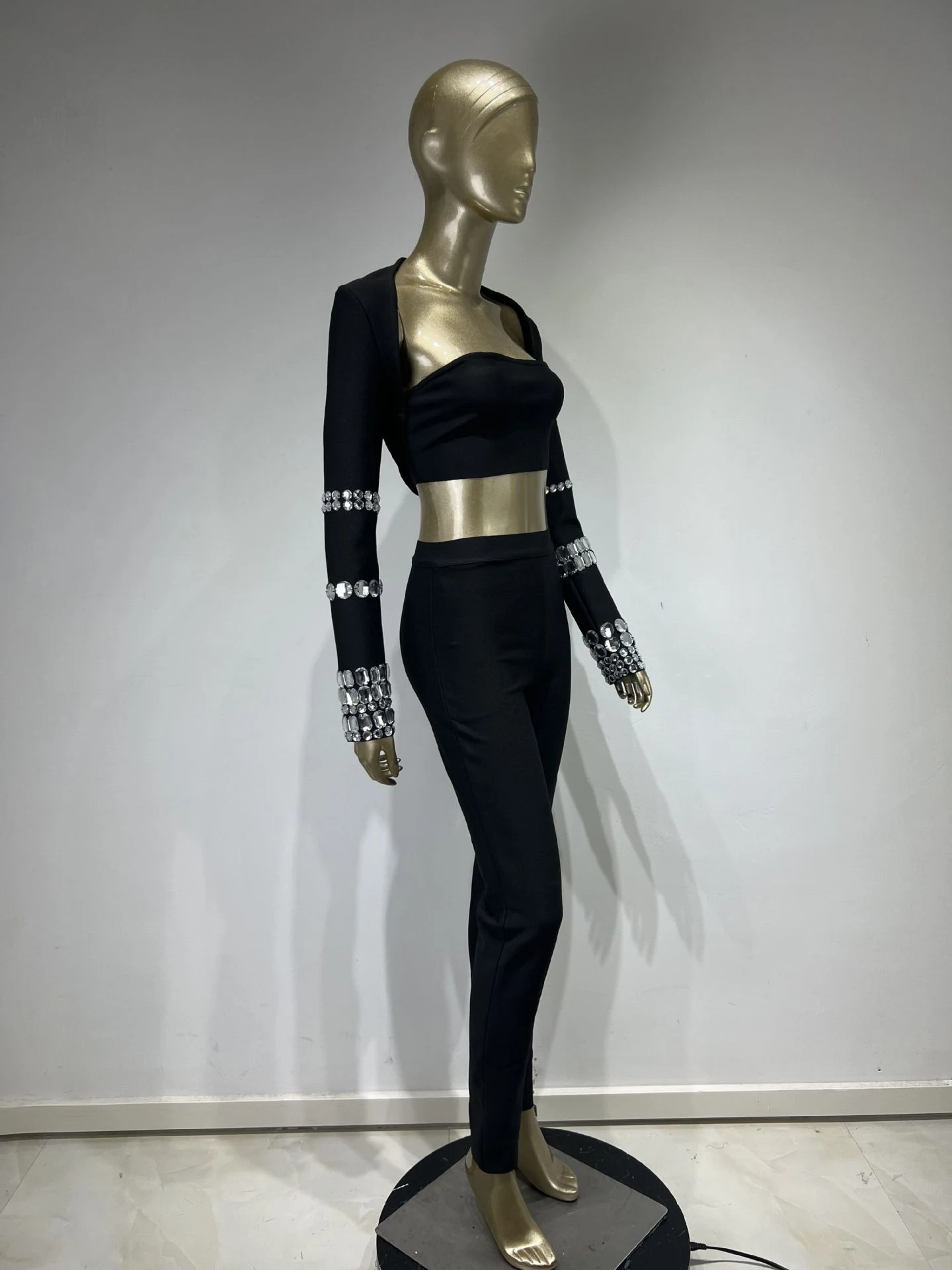Conjunto feminino casual de três peças com top de manga longa, bandeau, alças, cintura alta e calças skinny compridas. Perfeito para looks diários. — foto 16