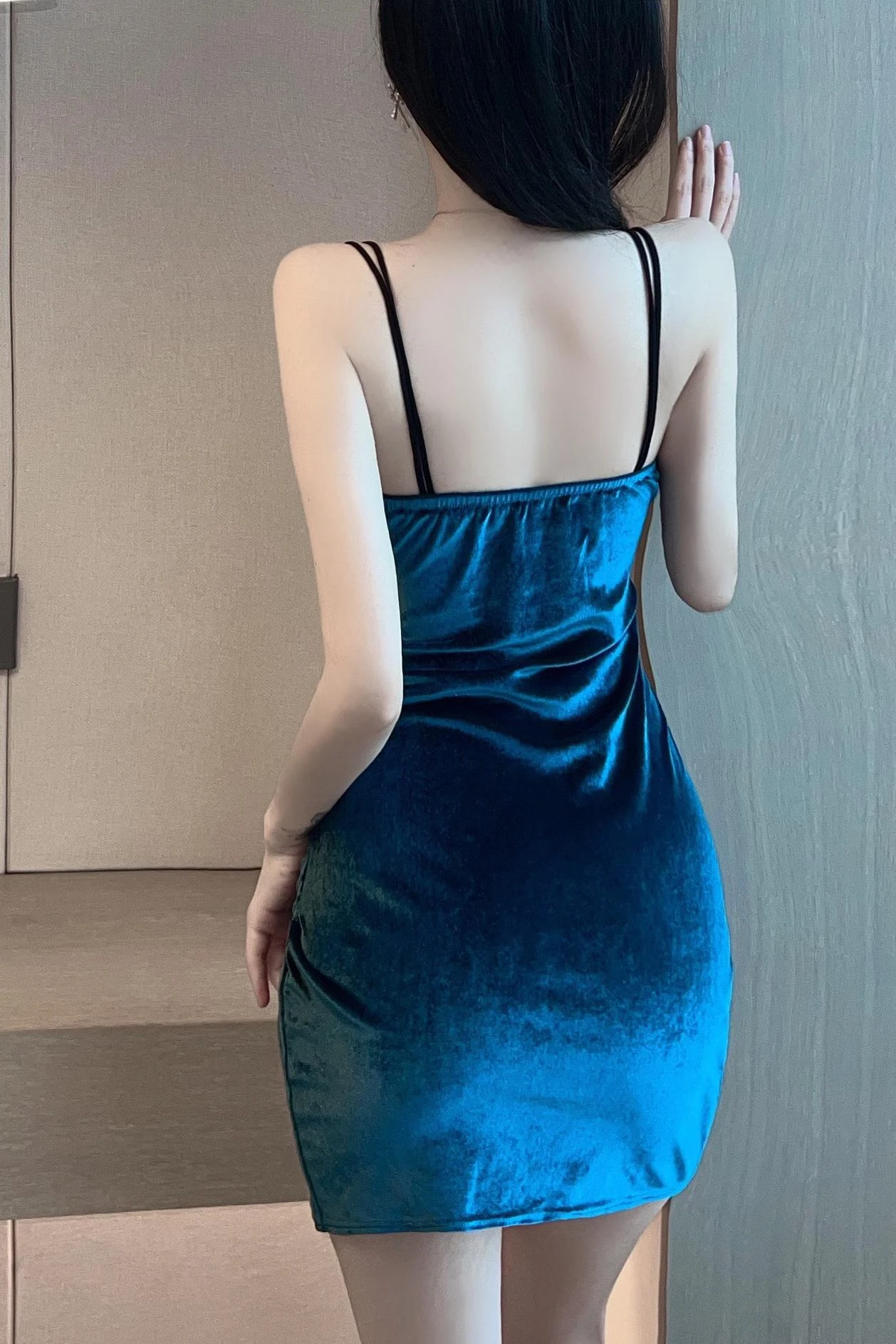 Vestido ajustado de terciopelo dorado con tirantes, ideal para eventos elegantes. Disfruta de un look sofisticado y realza tu figura con estilo. — foto 2