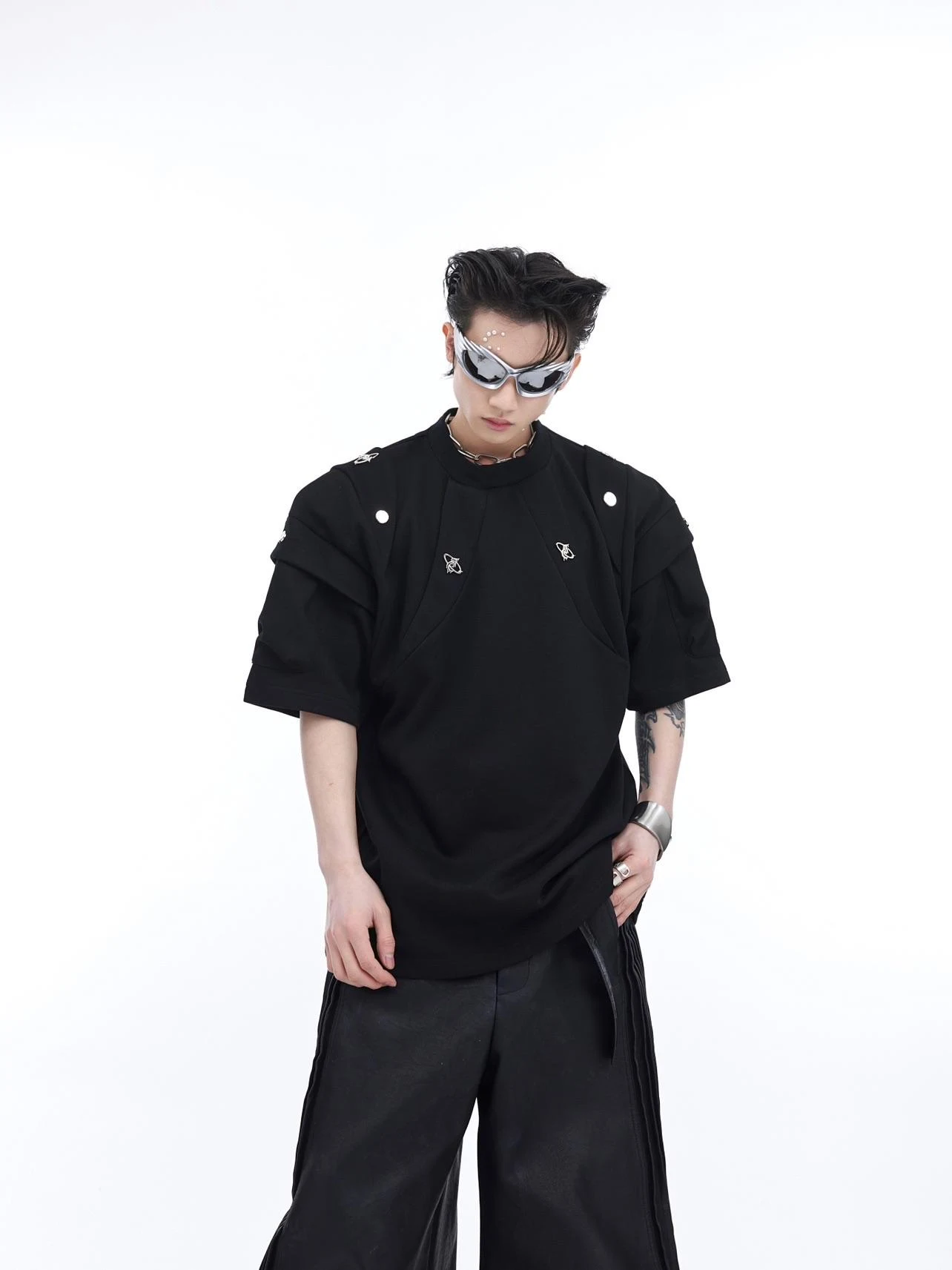 Driedimensionaal split gevoerde schouders T-shirt met metalen details, opvallend design, profielsnit, heavy korte mouw. — foto 3