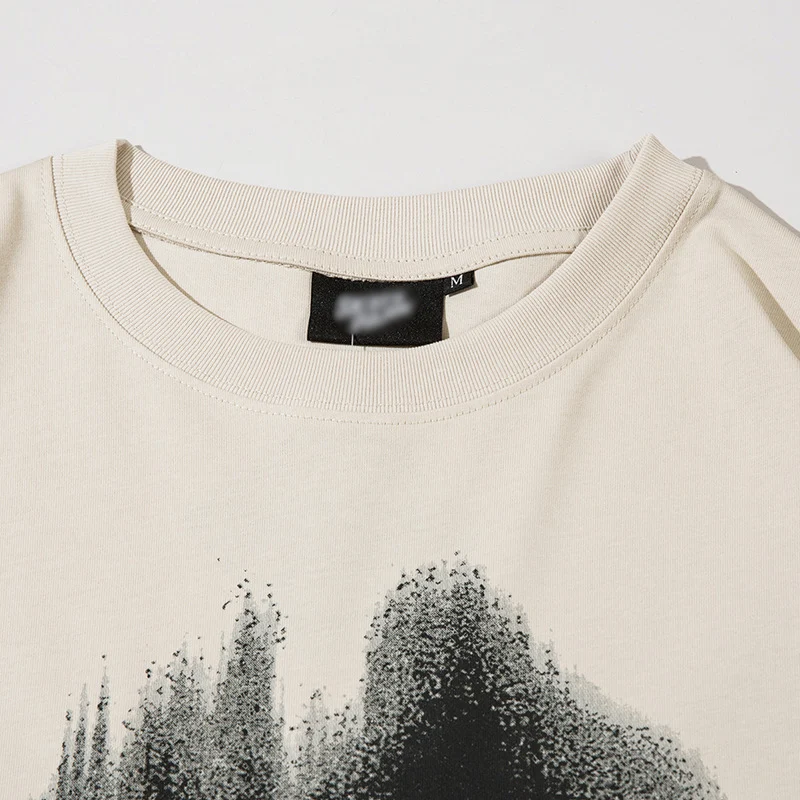 Camiseta de manga curta com padrão abstrato de letras, perfeita para um visual moderno e casual. Desfrute de conforto e estilo em todas as ocasiões. — foto 1