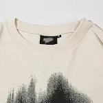 Camiseta de manga curta com padrão abstrato de letras, perfeita para um visual moderno e casual. Desfrute de conforto e estilo em todas as ocasiões. — foto 1