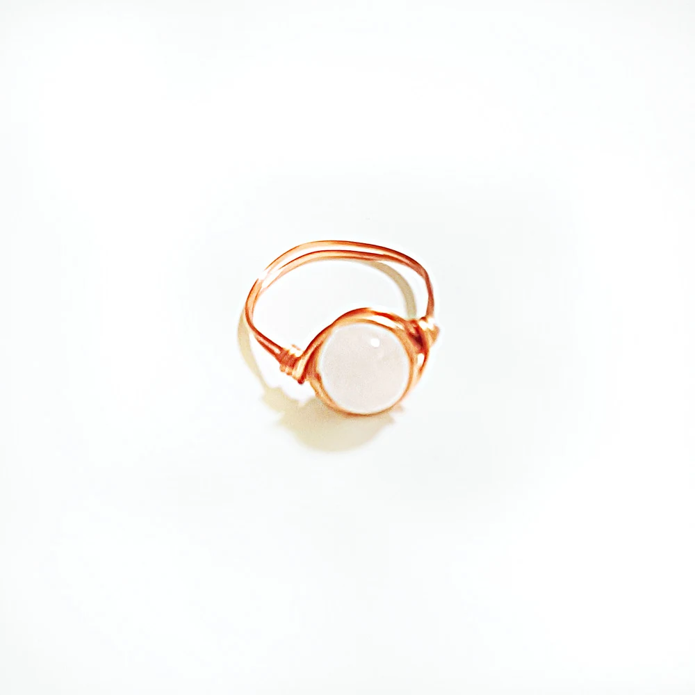 Anel de ágata ametista fashion simples e natural. Design elegante e moderno. Joia delicada para mulheres que buscam sofisticação e beleza natural. — foto 3