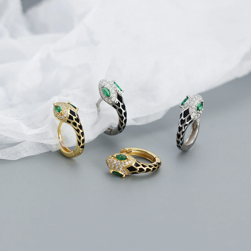 Pendientes de oreja con forma de serpiente de plata S925. Elegancia y sofisticación con estos pendientes únicos. Dale un toque salvaje a tu estilo. — foto 3