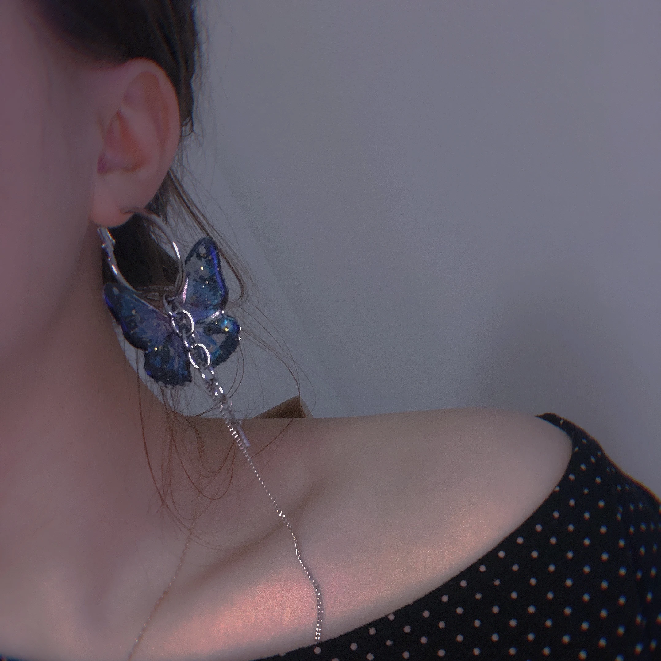 Brincos Vintage Punk com Corrente Barra e Borboleta – Estilo rebelde e elegante. Design único e atemporal. Perfeitos para um visual marcante. — foto 4