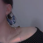 Brincos Vintage Punk com Corrente Barra e Borboleta – Estilo rebelde e elegante. Design único e atemporal. Perfeitos para um visual marcante. — foto 4