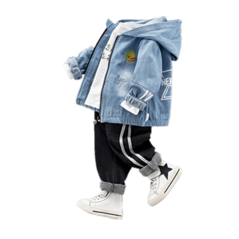 Conjunto infantil de três peças em jeans Roupa para crianças Conforto e estilo para brincar e passear Conjunto durável e com design moderno — foto 2
