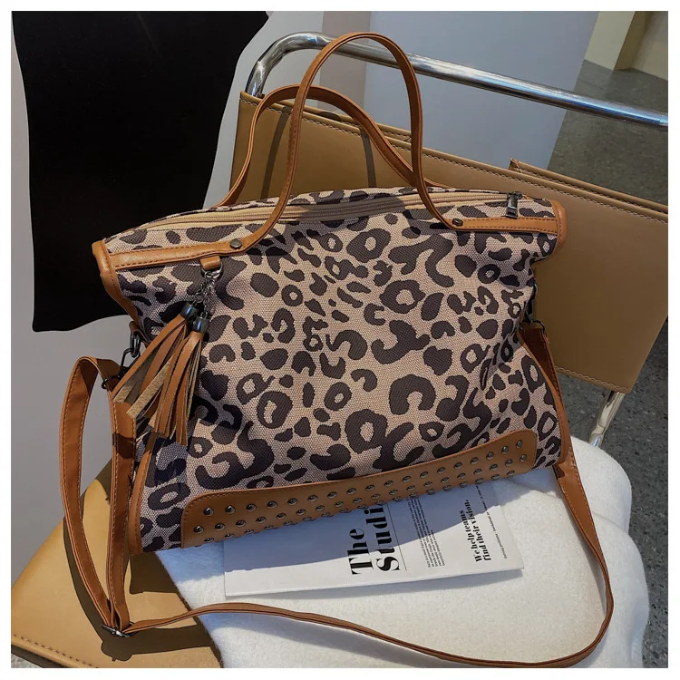 Title 6, Bolsa de mão Rivet com alça de ombro estilo fra...