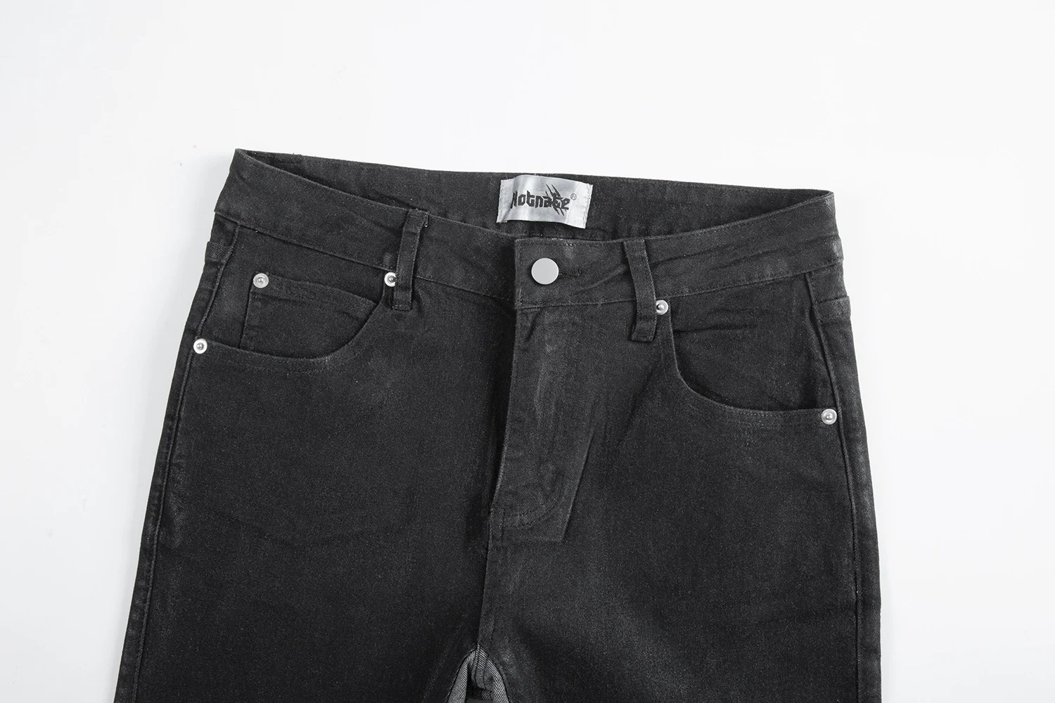 Jeans acampanados ligeramente, con lavado, costuras en contraste, efecto desgastado, encerado y con un toque de tendencia. — foto 6