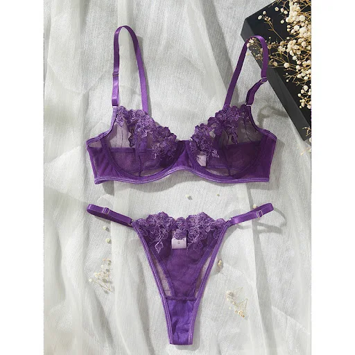 Title 4, Reggiseno in pizzo viola da donna. Esalta la tu...