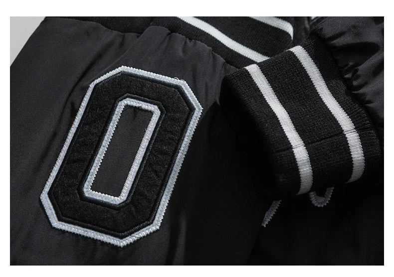 Giacca da baseball uomo con ricamo a blocchi di colore retrò, stile college. Perfetta per un look casual e sportivo. — foto 5