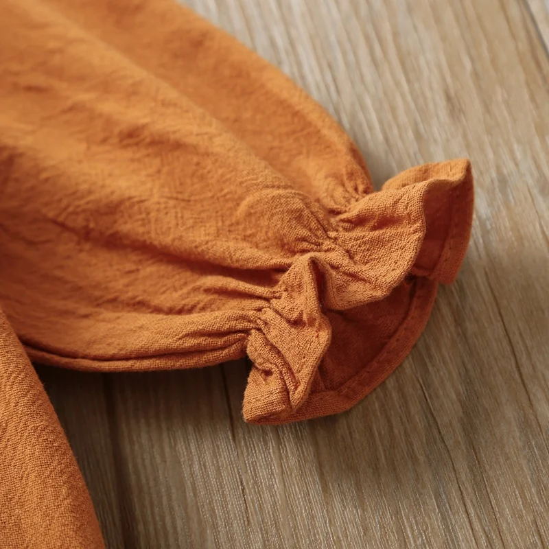 Macacão curto de uma peça com babados e cores sólidas, design triangular. Perfeito para looks de verão confortáveis e cheios de estilo. — foto 2