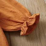 Macacão curto de uma peça com babados e cores sólidas, design triangular. Perfeito para looks de verão confortáveis e cheios de estilo. — foto 2