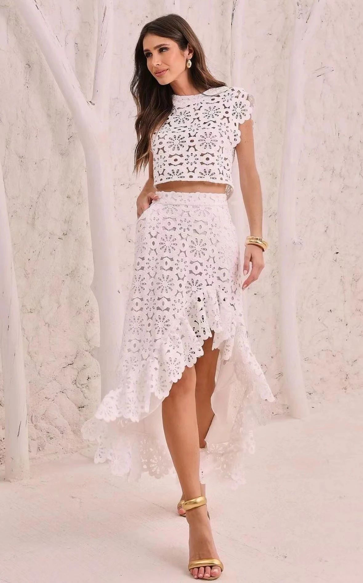 Title 16, Vestido longo bordado com flores e babados em p...