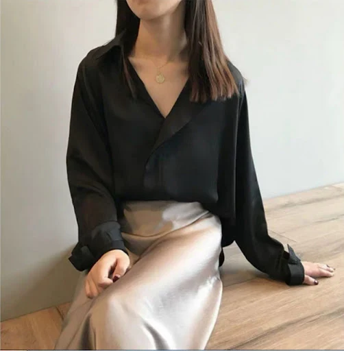 Title 5, Camisa de chiffon com decote em V em cetim de a...