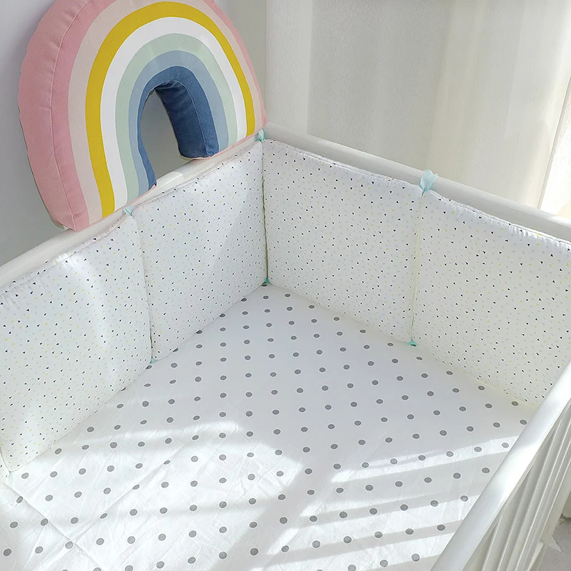 Cama com protetor de algodão bordado com desenhos animados, ideal para bebês e crianças pequenas, conforto e segurança. — foto 4