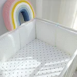 Cama com protetor de algodão bordado com desenhos animados, ideal para bebês e crianças pequenas, conforto e segurança. — foto 4