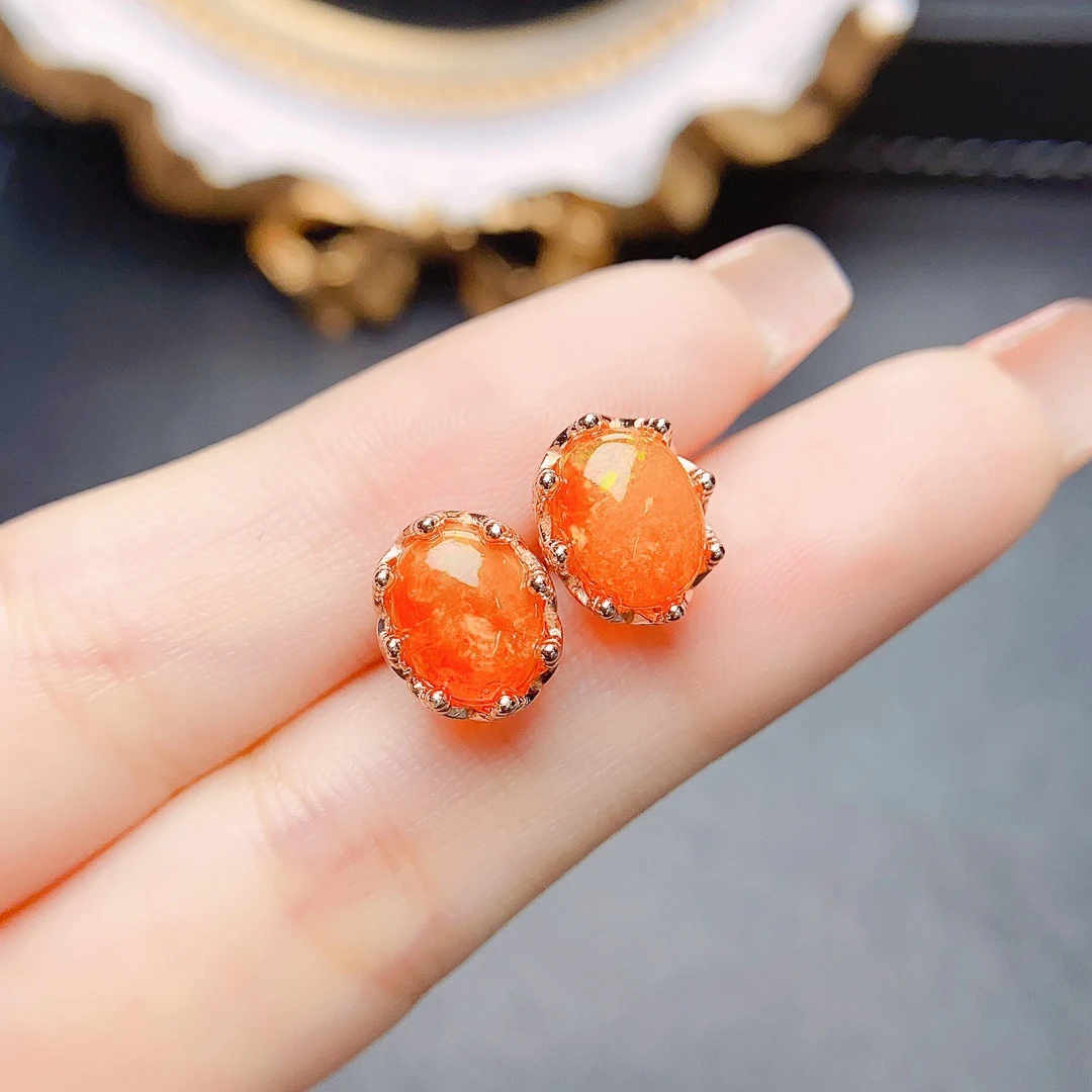 Brincos de ópala de fogo simples e naturais para mulheres. Adicione um toque de elegância com estes brincos delicados e charmosos. — foto 11