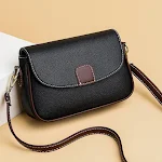 Bolsa Feminina de Ombro com Aba. Versátil Crossbody Pequena Quadrada. Perfeita para o Dia a Dia! Leve seus Pertences com Elegância. — foto 6