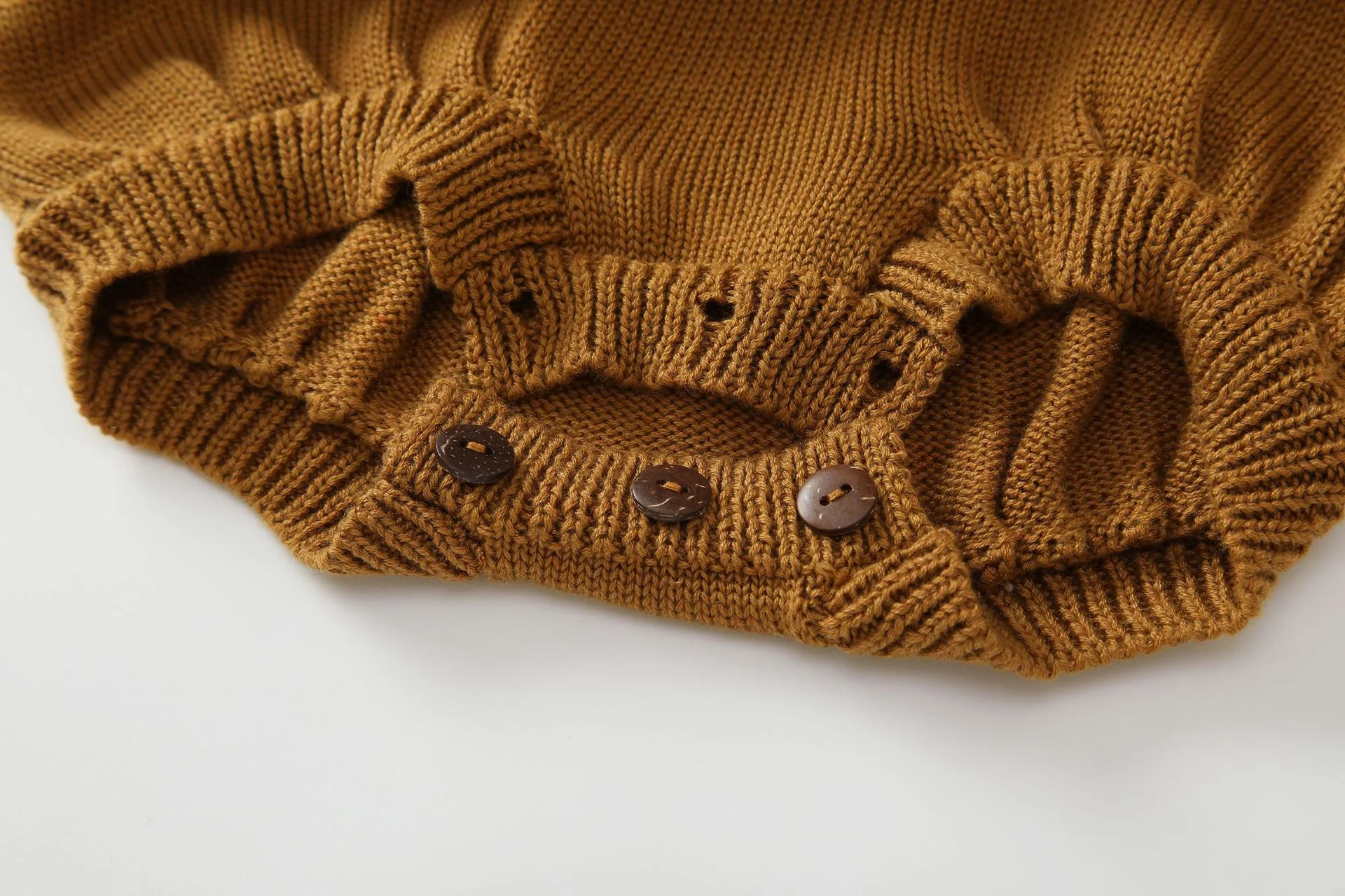 Roupa de bebê de lã bordada, manga longa com fechamento envolvente, oferece conforto e aquecimento, ideal para recém-nascidos. — foto 16