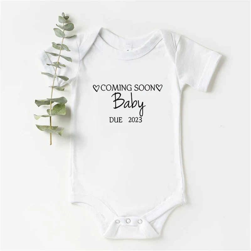Body de bebê com estampa de alfabeto, recém-nascido, branco e com triângulos. Conforto e estilo para seu pequeno. Ideal para presentes e uso diário. — foto 2