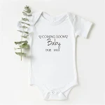 Body de bebê com estampa de alfabeto, recém-nascido, branco e com triângulos. Conforto e estilo para seu pequeno. Ideal para presentes e uso diário. — foto 2