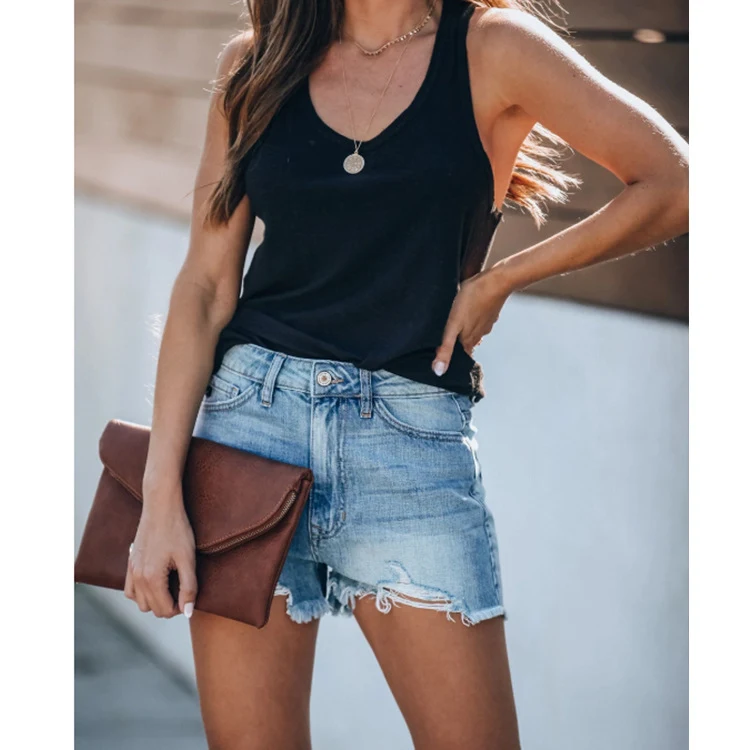 Zwarte, gefranjerde en gescheurde sexy jeansshorts voor dames. Perfect voor een gedurfde, stijlvolle zomerlook. Bestel ze nu! — foto 8