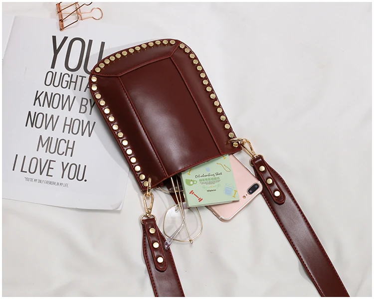 Bolsa crossbody com tachas e alça larga para ombro, ideal para um visual moderno e confortável. Perfeita para carregar seus itens essenciais com estilo. — foto 21