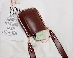 Bolsa crossbody com tachas e alça larga para ombro, ideal para um visual moderno e confortável. Perfeita para carregar seus itens essenciais com estilo. — foto 21