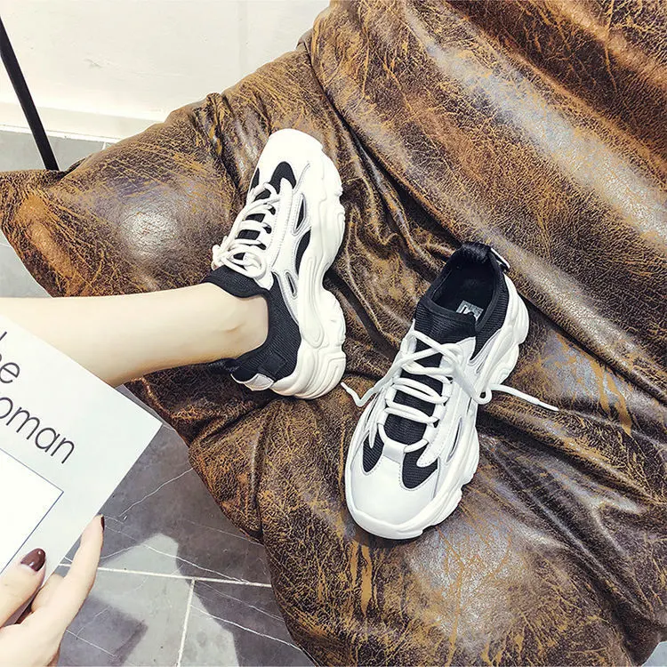 Damen Atmungsaktive Schnür-Sneakers, dünn und leicht für den Alltag. Bequeme Casual-Schuhe für Damen, ideal für warme Tage. — foto 5