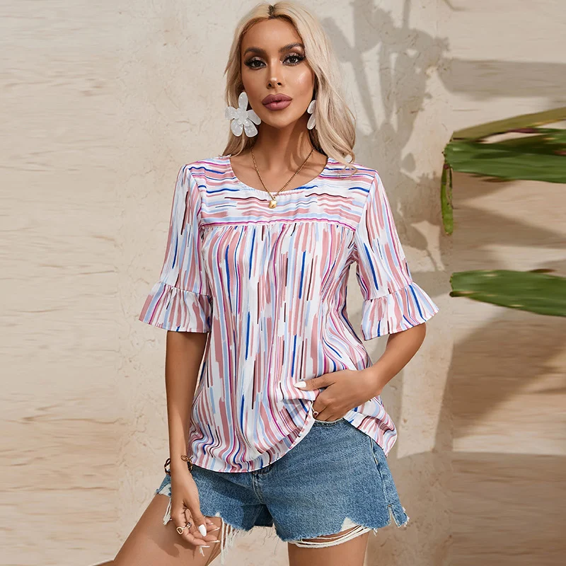 Pullover da donna a girocollo e maniche corte, perfetto per un comfort quotidiano. Versatile e ideale per creare outfit casual e sempre alla moda. — foto 13