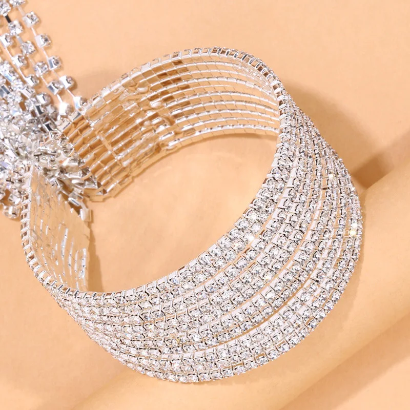 Pulseira feminina com várias camadas de pingentes de tassel e strass para festas noturnas, um acessório deslumbrante e elegante para eventos. — foto 3
