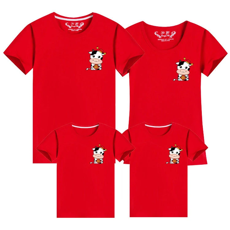 Roupa pai-filho com estampa de fotos pequenas, manga curta e design fofo, ideal para criar memórias especiais e fotos em família. — foto 1