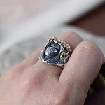 Anel masculino vintage com formato de deusa, um acessório elegante e charmoso, ideal para complementar seu estilo pessoal e expressar individualidade. — foto 4